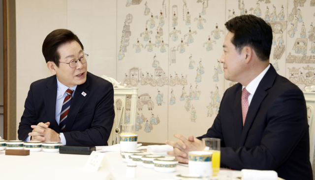 이재명 대통령이 8일 용산 대통령실에서 열린 여야 지도부 오찬 회동에서 국민의힘 장동혁 대표와 대화하고 있다. 연합뉴스