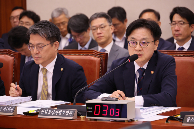 8일 서울 여의도 국회에서 열린 산업통상자원중소벤처기업위원회 전체회의에서 김정관 산업통상자원부 장관이 의원 질의에 답하고 있다. 연합뉴스