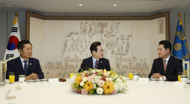 이재명 대통령이 8일 용산 대통령실에서 여야 지도부와 오찬 회동을 하고 있다. 왼쪽부터 더불어민주당 정청래 대표, 이 대통령, 국민의힘 장동혁 대표. 연합뉴스