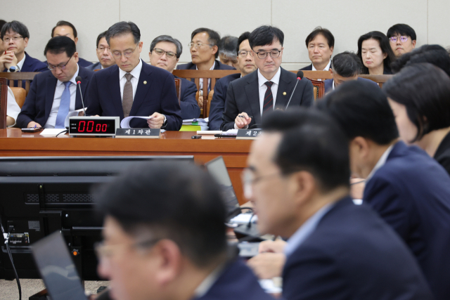 8일 국회 기획재정위원회 전체회의에서 기획재정부 이형일 1차관과 임기근 2차관이 국가재정법 일부개정법률안에 대한 제안설명을 듣고 있다. 연합뉴스