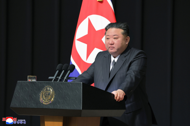 김정은 북한 국무위원장이 지난 29일 평양 목란관에서 해외군사작전에서 특출한 공훈을 세운 참전열사들의 유가족들을 만나 따뜻이 위로하고 기념사진을 찍었다고 조선중앙통신이 30일 보도했다. [국내에서만 사용가능. 재배포 금지. For Use Only in the Republic of Korea. No Redistribution] 연합뉴스