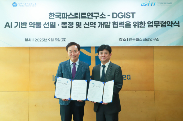 DGIST 연구산학처 구재형(오른쪽) 처장과 한국파스퇴르연구소 장승기 소장. DGIST 제공.