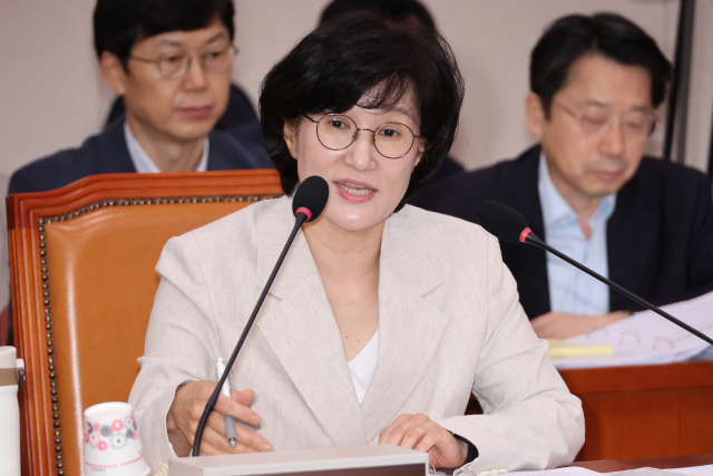 원민경 여성가족부 장관 후보자가 3일 국회 여성가족위원회에서 열린 인사청문회에서 위원 질의에 답하고 있다. 연합뉴스