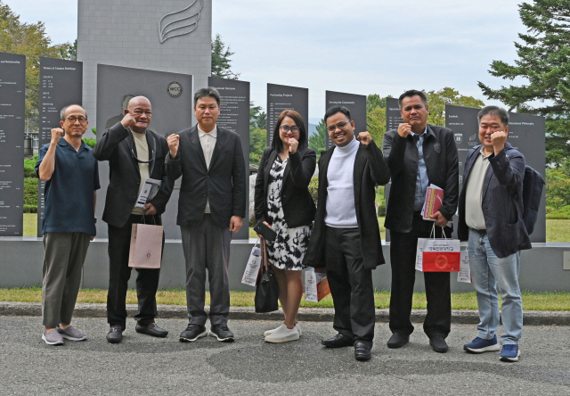 경북전문대학교를 방문한 필리핀 테르나테시 시장과 시 관계자들이 파이팅을 외치고 있다. 경북전문대 제공