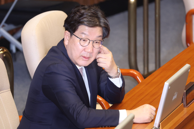 불법 정치자금 수수 혐의로 구속 영장이 청구된 국민의힘 권성동 의원이 9일 자신의 체포동의안이 보고되는 국회 본회의에 출석해 자리에 앉아 있다. 연합뉴스