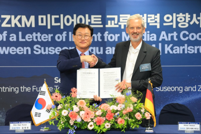김대권 수성구청장과 알리스테어 허드슨 ZKM 관장이 미디어아트 교류 협력 의향서를 체결했다. 수성구청 제공