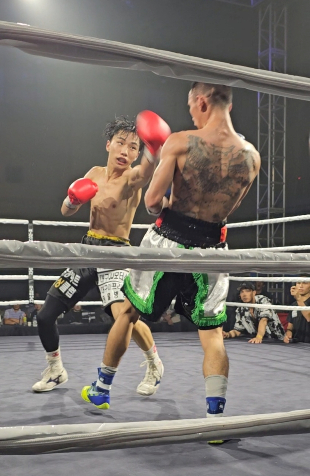 윤대산이 7일 충남 청양에서 열린 초대 WBF 아시아퍼시픽 플라이급 챔피언 타이틀전에 출전해 베트남의 티엔 닷과 겨루고 있다. 수성아트복싱 제공