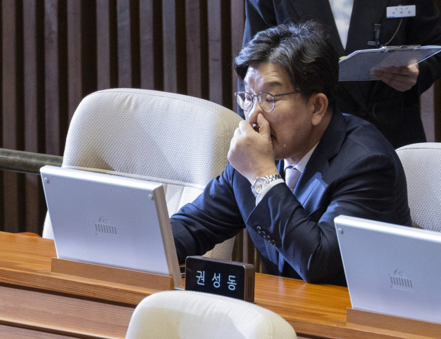 국민의힘 권성동 의원이 9일 국회에서 열린 본회의에 참석해 자리에 앉아 있다. 연합뉴스