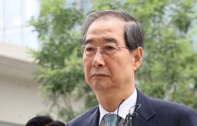 서희건설 관련 금품수수 및 인사청탁 의혹을 받는 한덕수 전 국무총리가 9일 서울 종로구 KT광화문빌딩에 마련된 김건희 여사 관련 의혹을 수사하는 민중기 특별검사팀 사무실에 출석하고 있다. 연합뉴스