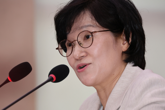 원민경 여성가족부 장관 후보자가 3일 국회 여성가족위원회에서 열린 인사청문회에서 위원 질의에 답하고 있다. 연합뉴스