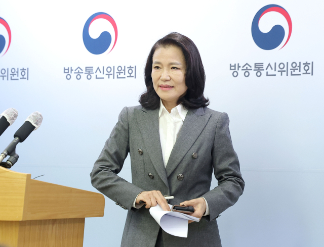 이진숙 방송통신위원장이 9일 경기 정부과천청사에서 방송통신위원회를 폐지하고 방송미디어통신위원회를 신설하는 내용의 정부조직 개편안과 관련한 입장을 밝힌 뒤 퇴장하고 있다. 연합뉴스
