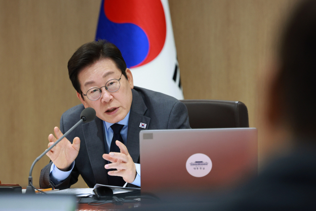 이재명 대통령이 9일 서울 용산 대통령실에서 열린 국무회의에서 민생경제 회복·안정 대책 토론을 하고 있다. 연합뉴스