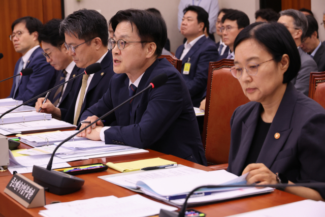 8일 서울 여의도 국회에서 열린 산업통상자원중소벤처기업위원회 전체회의에서 김정관 산업통상자원부 장관이 의원 질의에 답하고 있다. 연합뉴스