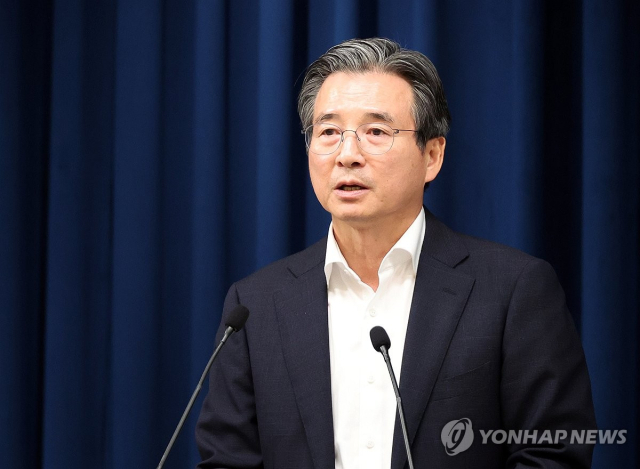 김용범 정책실장이 지난달 31일 용산 대통령실 기자회견장에서 한국형 차세대 전력망 관련 브리핑을 하고 있다. 연합뉴스