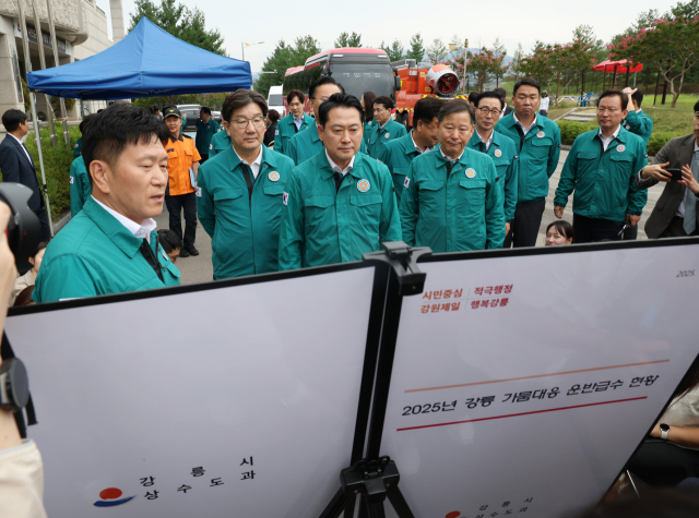 국민의힘 장동혁 대표 등 당 지도부가 9일 강원 강릉시 홍제정수장을 방문해 지역 가뭄 대응 운반급수 현황을 점검하고 있다. 연합뉴스