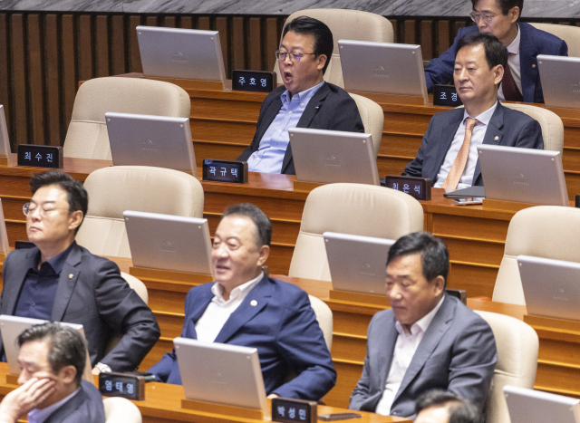 국민의힘 곽규택 의원이 9일 국회에서 열린 더불어민주당 정청래 대표의 교섭단체 대표 연설을 듣다 항의하고 있다. 연합뉴스