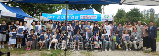 제44회 청마백일장 수상자들과 한국문인협회 경주지부 관계자, 내빈 등이 시상식 후 기념사진을 촬영하고 있다. 경주문인협회 제공