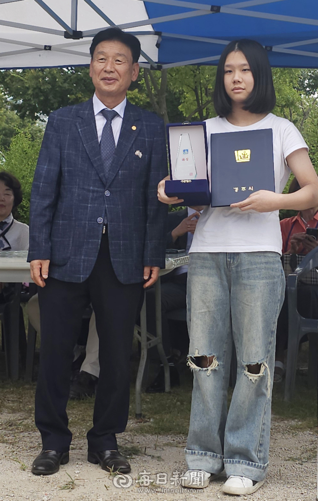 제44회 청마백일장에서 근화여고 1학년 김규원 학생(사진 오른쪽)이 빛