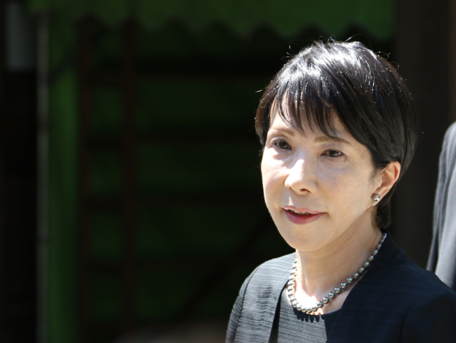 일본이 패전 80년을 맞은 15일 도쿄 야스쿠니신사를 참배한 집권 자민당 다카이치 사나에 의원이 취재진 질문에 답하고 있다. 야스쿠니신사에는 태평양전쟁 A급 전범이 합사돼 있다. 연합뉴스