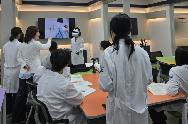 동양대 간화학과 학생들이 META-SIMUL LAB 실습실에서 VR 기반의 시뮬레이션 교육을 통해 실제 임상 현장과 같은 환경에서 실습을 하고 있다. 동양대 제공