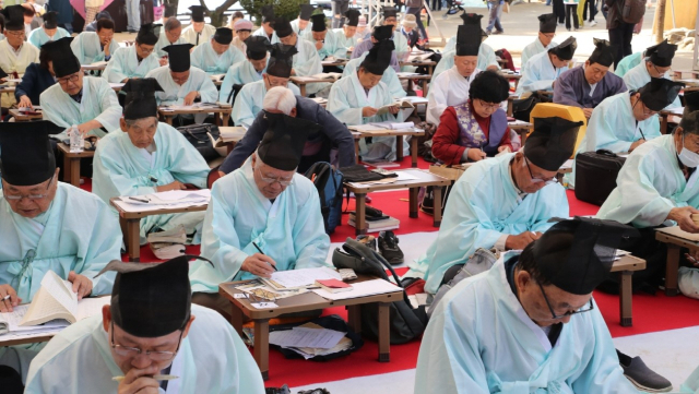 안동문화원은 13일 도산서원 경내에서 전국 한시동호인 180여명이 참여하는 