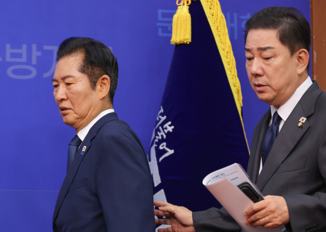 더불어민주당 정청래 대표(왼쪽)와 김병기 원내대표가 10일 서울 여의도 국회에서 열린 최고위원회의에 입장하고 있다. 연합뉴스