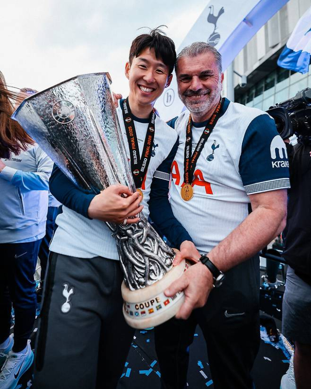 노팅엄의 새 사령탑 안지 포스테코글루 감독이 토트넘 시절 손흥민과 함께 UEFA 유로파리그 우승컵을 들고 기뻐하는 모습. 토트넘 SNS 제공
