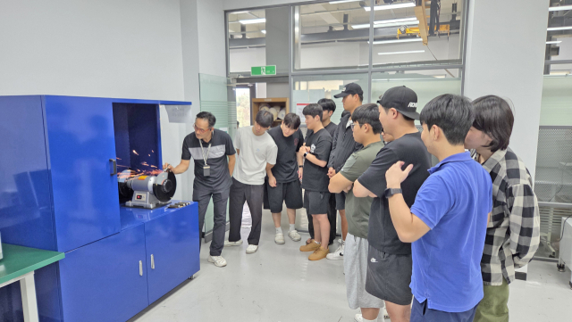 경북전문대 학생들이 산학협력기관인 베어링아트에서 현장 교육을 받고 있다. 경북전문대 제공