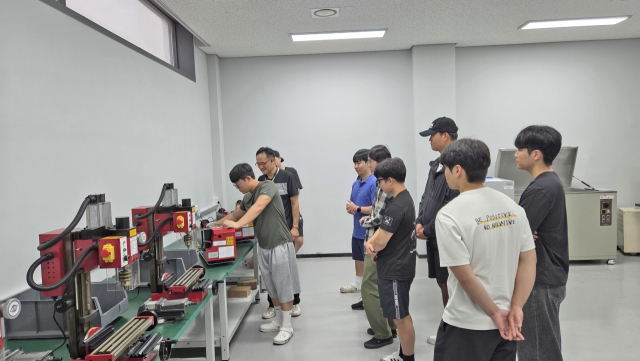 경북전문대 학생들이 산학협력기관인 베어링아트에서 현장 교육을 받고 있다. 경북전문대 제공