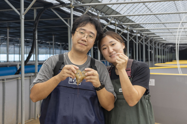 새우 양식으로 매출 1억원을 올린 칠곡군 홍성훈·김연주씨 부부. 칠곡군 제공