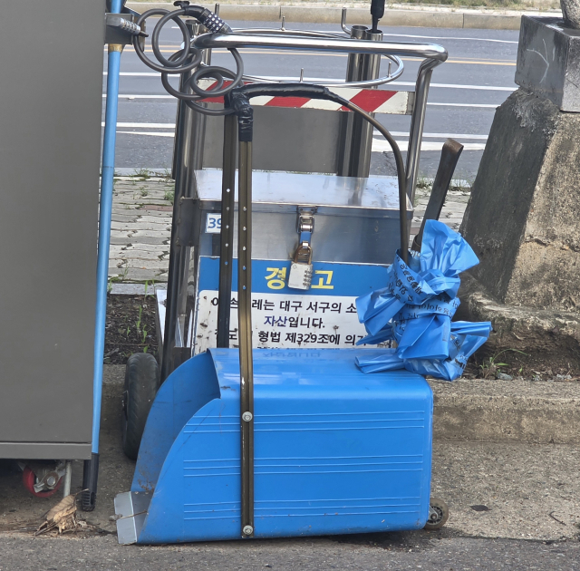 대구 서구의 한 거리에 놓여 있는 개조 쓰레받기. 작업자는 허리에 부담이 가지 않도록 자신의 키에 맞게 장비를 개조해야 한다. 대구 서구의회 제공.