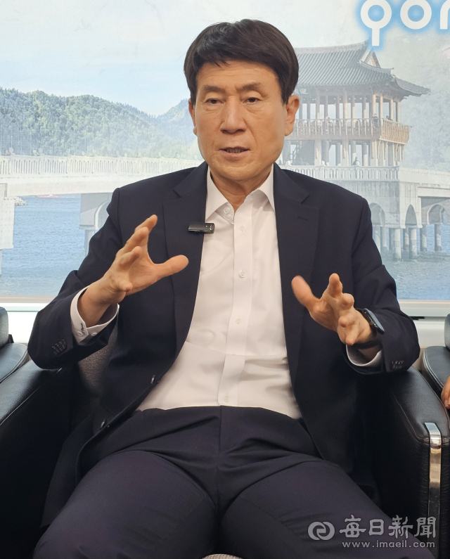 이강덕 포항시장이 10일 포항시청 브리핑룸에서 미국 백안관 앞 시위에 나섰던 배경 등에 대해 설명하고 있다. 신동우 기자