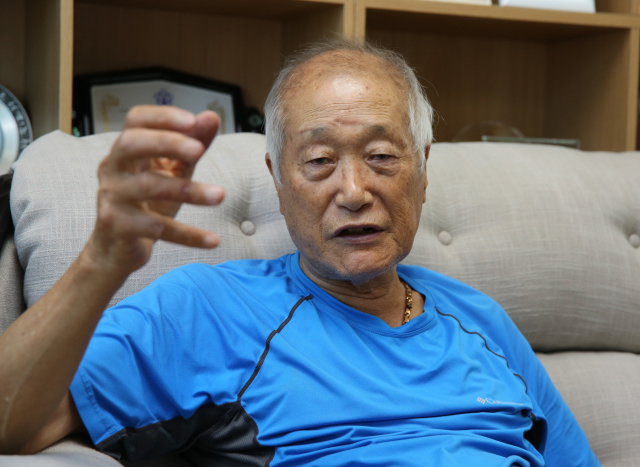 김순권 박사가 국제옥수수재단 사무실에서 옥수수 연구에 대한 이야기를 들려주고 있다. 김도훈 기자