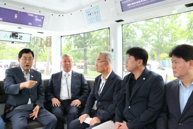 10일 주낙영 경주시장 등이 경주 보문관광단지 순환 노선에 투입된 8인승 자율주행차를 시승하고 있는 모습.경주시 제공