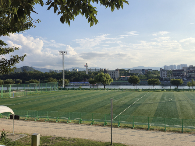 동촌둔치 축구장은 지난 2023년 5월 국비 14억원을 들여 준공된 구장으로, 동구에서 박주영축구장 다음으로 커 수요가 상당하다. 김지효 기자