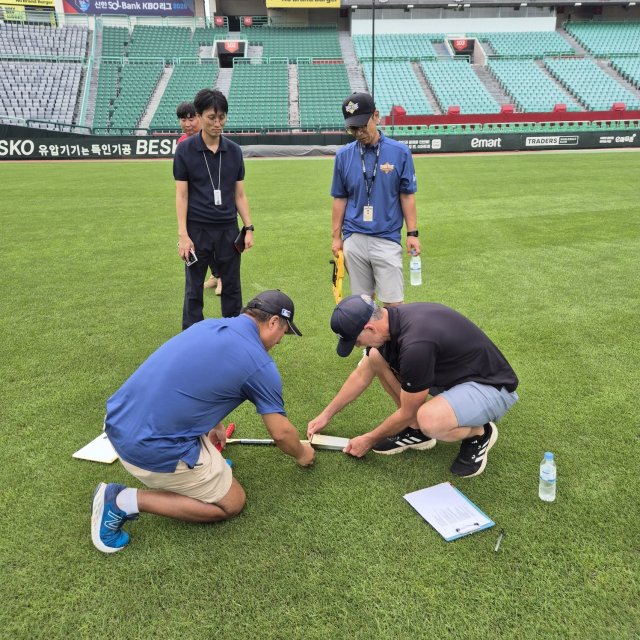 KBO가 진행 중인 그라운드 관리 실태 조사 모습. KBO 제공