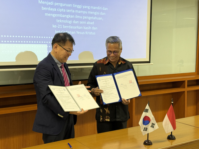 국립경국대와 마라나타 크리스찬 대학이 한국문화 확산과 해외 인재 유치를 위해 손을 잡고 기념촬영을 하고 있다.