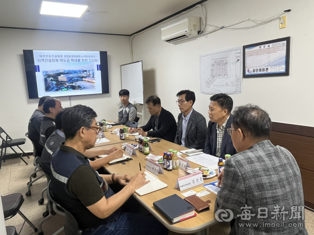 10일 포항국제전시컨벤션센터 건립 공사 현장에서 지역 전문건설업체의 하도급 참여 기회를 확대하기 위한 간담회가 진행되고 있다. 포항시 제공