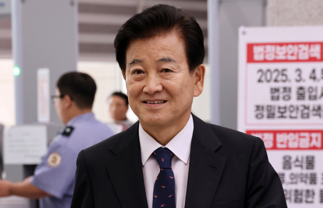공직선거법 위반 혐의로 기소돼 1심에서 벌금 70만원을 선고받은 정동영 통일부 장관이 10일 전주지법에서 항소심 선고 공판을 마치고 나오고 있다. 광주고법 전주재판부 제1형사부는 이날 원심을 유지했다. 연합뉴스