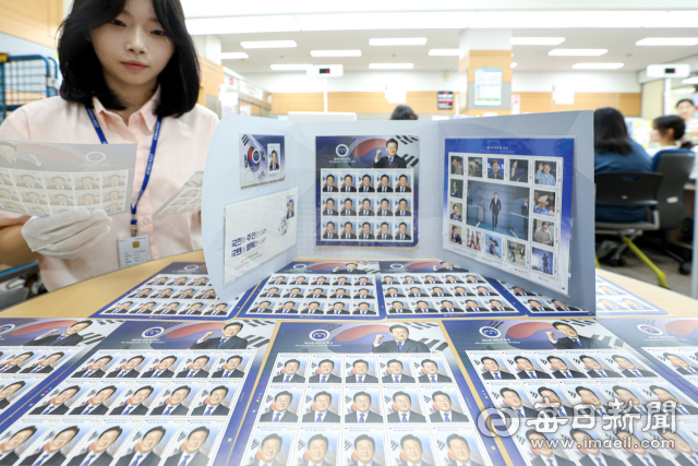 이재명 대통령 취임 100일을 하루 앞둔 10일 대구 중구 경북지방우정청 대구우체국에서 한 직원이