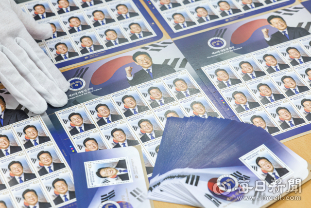 이재명 대통령 취임 100일을 하루 앞둔 10일 대구 중구 경북지방우정청 대구우체국에서 한 직원이