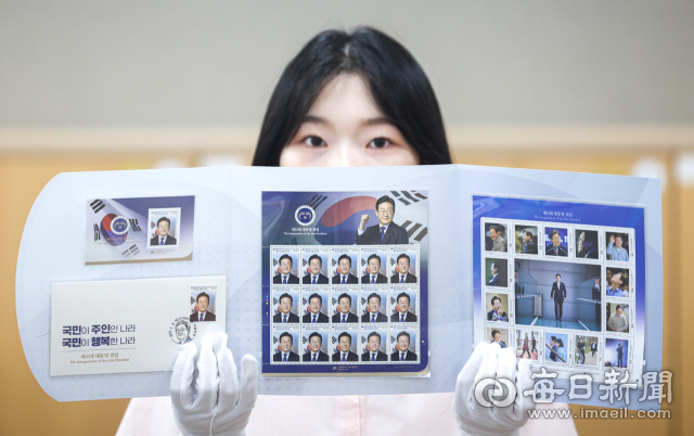 이재명 대통령 취임 100일을 하루 앞둔 10일 대구 중구 경북지방우정청 대구우체국에서 한 직원이