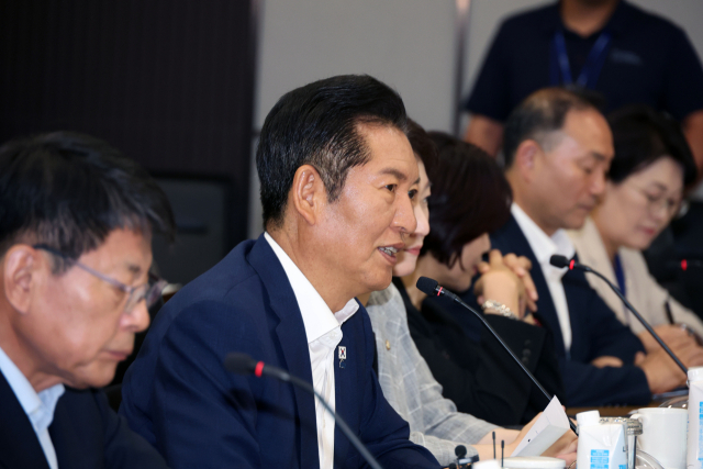 더불어민주당 정청래 대표가 10일 경기 평택 삼성전자 평택캠퍼스에서 열린 반도체산업 발전을 위한 현장 간담회에서 인사말을 하고 있다. 연합뉴스