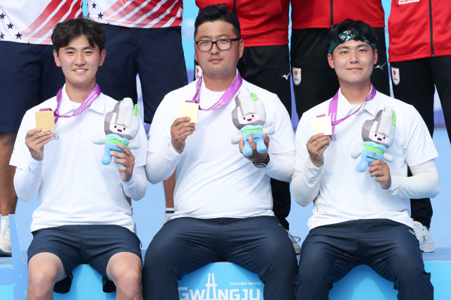 10일 광주 남구 광주국제양궁장에서 열린 2025 세계양궁선수권대회 리커브 남자 단체전 결승에서 금메달을 차지한 김제덕(왼쪽부터), 김우진, 이우석이 메달을 들고 기념 촬영하고 있다. 연합뉴스
