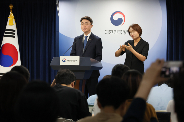류제명 과학기술정보통신부 제2차관이 10일 서울 종로구 정부서울청사에서 KT 무단 소액결제 침해사고 관련 브리핑을 하고 있다. 연합뉴스