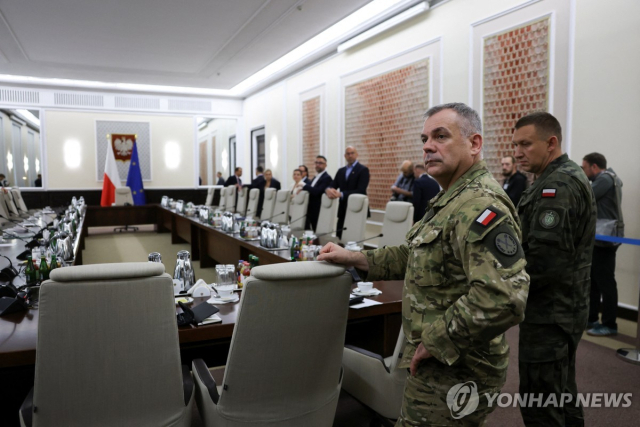 러시아 드론 격추 후 비상대책회의를 하는 폴란드 정부와 군 관계자. 연합뉴스