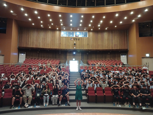 10일 영양군 문화체육센터에서 개최된 2025 별천지 영양미래교육지구 동학년 책 나눔 잔치의 날 행사에서 지역 내 중학생들과 
