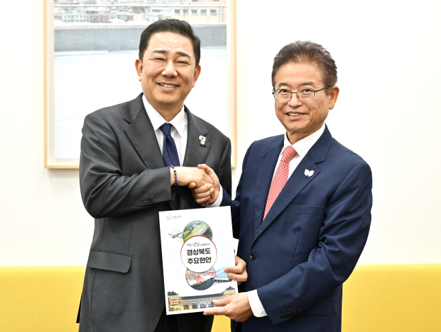 이철우 경북도지사는 10일 오후 서울 여의도 국회를 찾아 우원식 국회의장을 만나 산불 특별법 제정을 비롯해 TK신공항 건설, 영일만항 확장, 영일만 대교 조성 등 지역 현안 사업에 대한 협조를 요청했다. 경북도 제공.