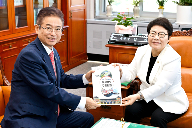 이철우 경북도지사는 10일 오후 서울 여의도 국회를 찾아 임이자 국회기획재정위원장을 만나 산불 특별법 제정을 비롯해 TK신공항 건설, 영일만항 확장, 영일만 대교 조성 등 지역 현안 사업에 대한 협조를 요청했다. 경북도 제공.