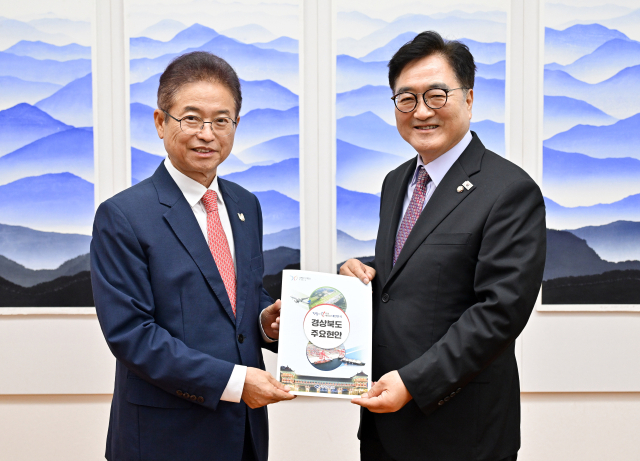 이철우 경북도지사는 10일 오후 서울 여의도 국회를 찾아 우원식 국회의장을 만나 산불 특별법 제정을 비롯해 TK신공항 건설, 영일만항 확장, 영일만 대교 조성 등 지역 현안 사업에 대한 협조를 요청했다. 경북도 제공.